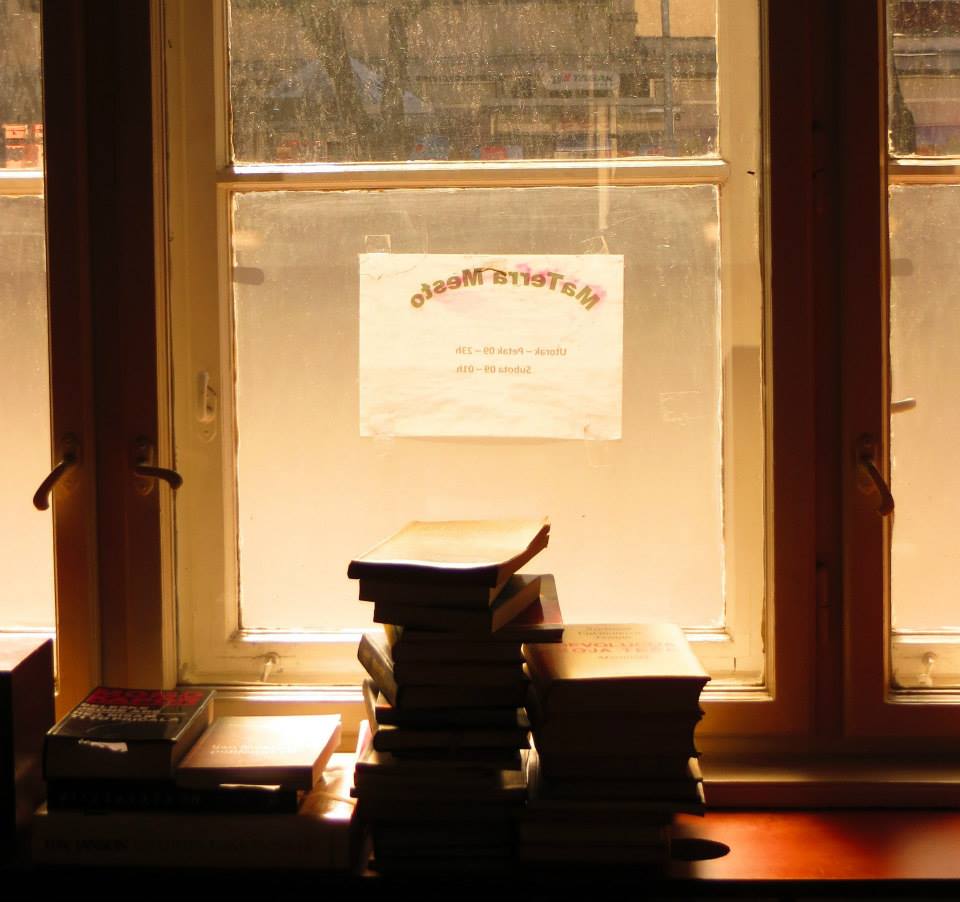 Knjige pored prozora